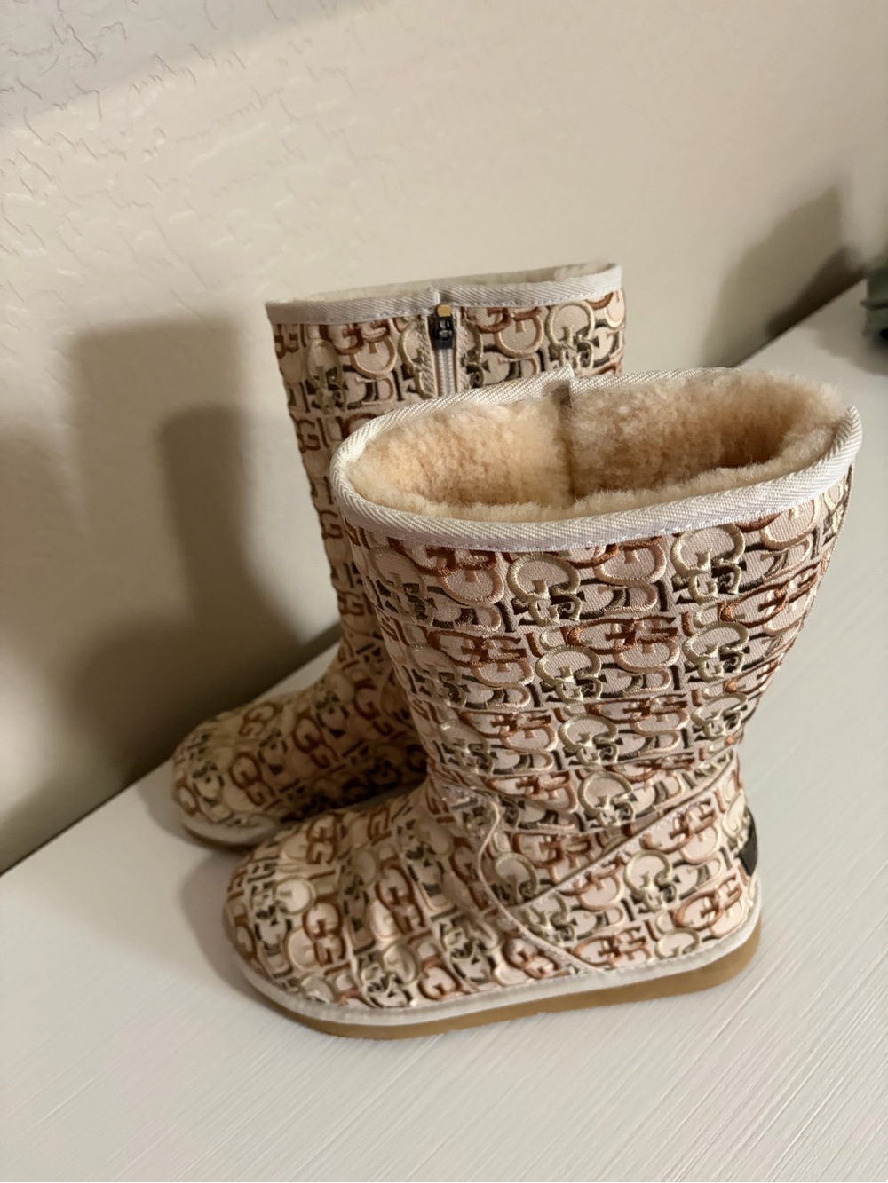 🧸🐻Never worn 🐻🧸UGG Logo Stitched Print Shearling Boots 🧸🐻
